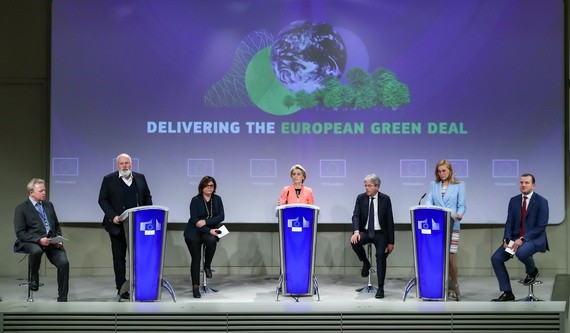 歐盟委員會主席馮德萊恩（中）出席應對氣候變化一攬子計劃提案發佈會。（圖源：新華社）