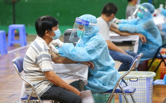 圖為 7月22日，市民在富壽體育館接種新冠疫苗。（圖源：黃潮）