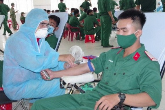 8月16日，第九軍區幹部學員踴躍捐血獻愛心。（圖源：阮唐）