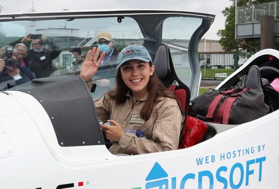 19 歲少女單獨駕機起飛環繞地球