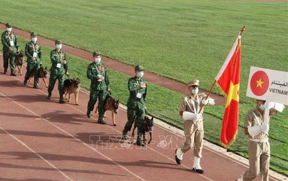 開幕式上越南專業訓犬隊入場。（圖源：越通社）