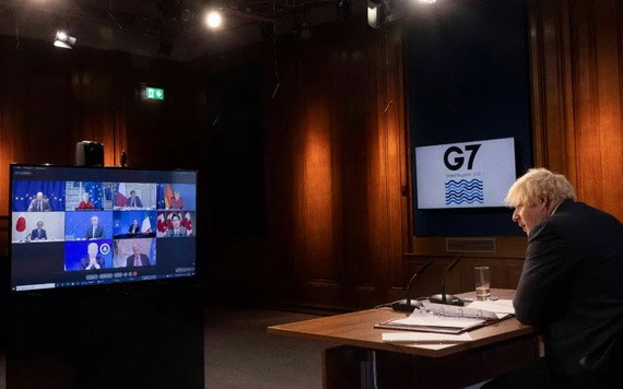 英首相鮑里斯‧約翰遜在倫敦出席七國集團領導人視頻峰會。（圖源: 新華社）