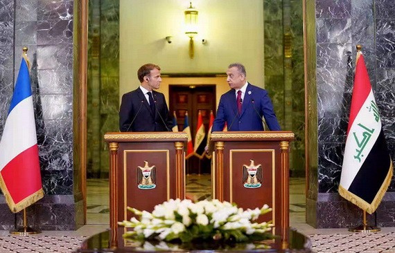 馬克龍（左）與伊拉克總理穆斯塔法‧卡迪米。（圖源：）