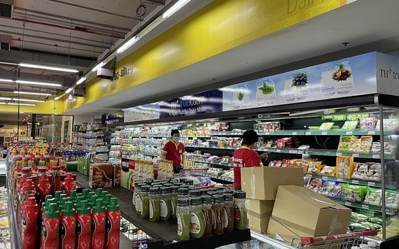 超市員工不斷地為貨架上添加更多的商品。（圖源：工商報）
