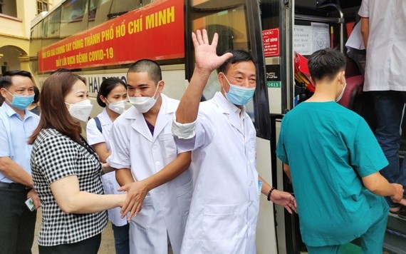 安沛省人委會副主席武氏賢幸（前左）向馳援本市抗疫的醫護人員親切握手並祝願抗疫成功歸來。（圖源：玉興）