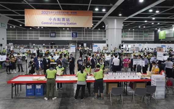 2021年香港特別行政區選舉委員會界別分組一般選舉投票於9月19日下午6時結束。 （圖源：新華社）
