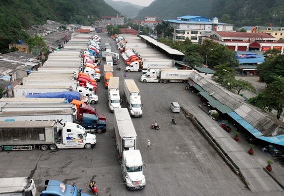貨車在諒山省新青口岸等待通關。