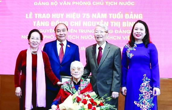 國家主席阮春福與各代表祝賀國家原副主席阮氏萍。