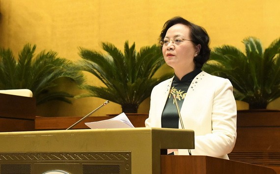 內務部長范氏清茶闡釋國會代表質詢的問題。（圖源: VTV）
