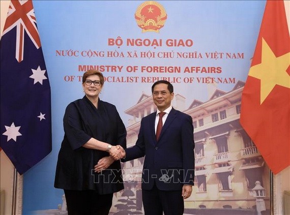 外交部長裴清山與澳大利亞外長兼婦女事務部長瑪麗斯‧佩恩握手合照。（圖源：越通社）