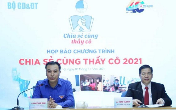 共青團中央常務委員、越南青聯會常務副主席阮海明（左）和鄭文豪經理主持會議。