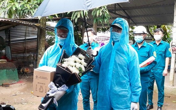 芹苴市展開悼念因疫去世同胞。