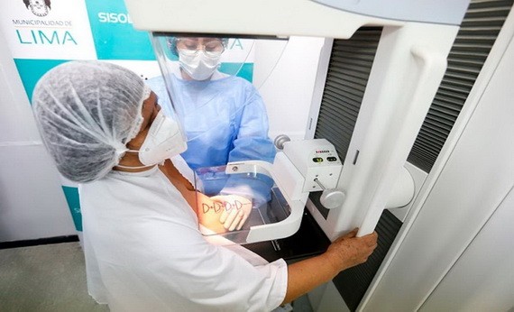 秘魯利馬，一名婦女正在接受乳腺癌篩查。（圖源：推特）