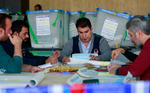 伊拉克獨立高級選舉委員會的員工於 2021年11月23日在巴格達對 10 月 10 日議會選舉的選票進行部分手動重新計票。（圖源：AFP）