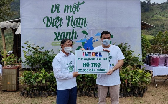 以色列駐越南大使納達夫‧阿斯卡爾（右）象徵性向和平省人委會主席裴文慶捐贈2.2萬多棵綠樹 （圖：以色列駐越南大使館）