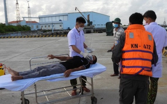 KN 472漁檢船及時將患者送往長沙鎮醫療中心進行闌尾炎手術。（圖：春藍）