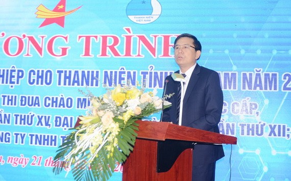 河南省人委會副主席陳春養在盛會上致詞。（圖：河南報）