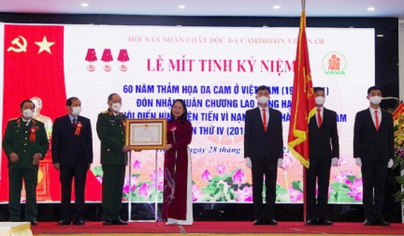 國家副主席武氏映春（中）代表黨、國家領導向越南落葉劑受害者協會頒授三等勞動勳章。（圖：芳清）