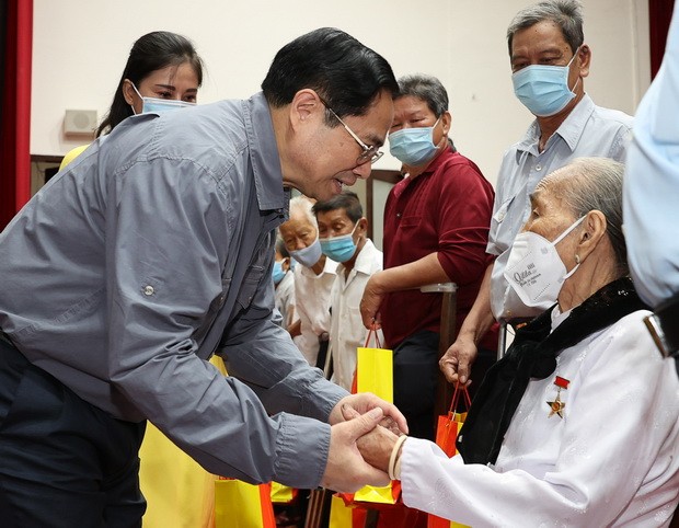 政府總理向芹苴市幹部人民武裝力量賀年 ảnh 1