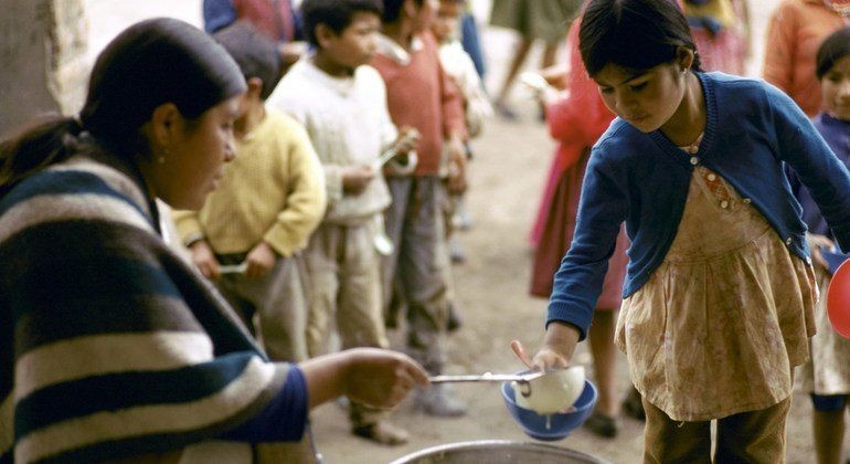 在厄瓜多爾的貧困地區，兒童正在排隊領取餐食。（圖：聯合國）