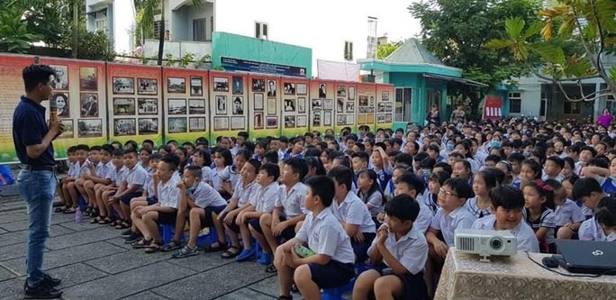 胡志明博物館本市分館宣傳部門副主任兼共青團書記潘文明，向學生們講述關於胡伯伯的故事。