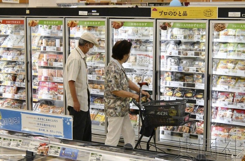 圖為在超市查看冷凍食品的顧客。7月1日攝於神奈川縣茅崎市的永旺茅崎中央店。（圖：共同社）
