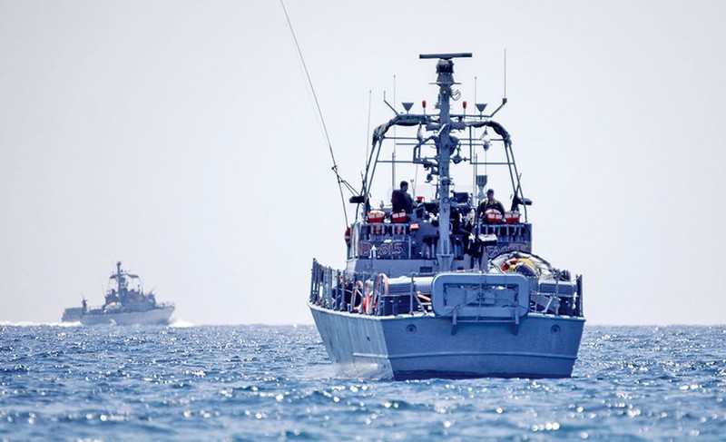 以色列海軍艦艇在以色列和黎巴嫩邊境的海岸附近巡邏。（圖：互聯網）