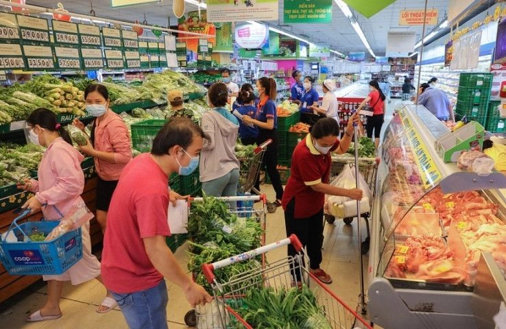 消費者在超市選購物品。（圖：苑霞）