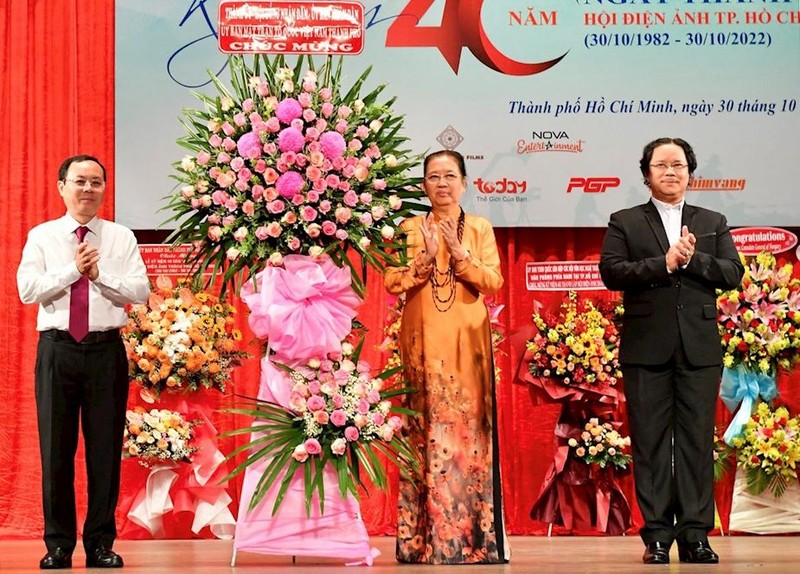 市委副書記阮文孝向市電影協會贈送鮮花表示祝賀。（圖：越勇）
