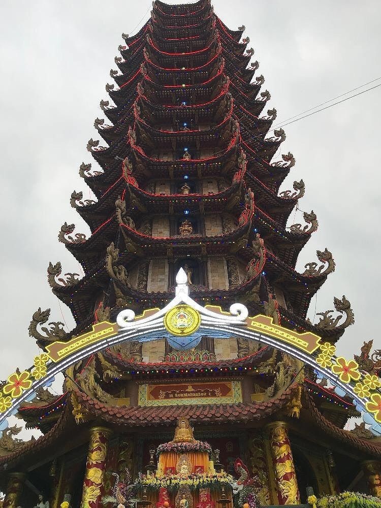 聖光廟越南獨一無二的寶塔。