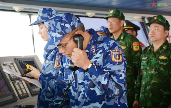  梁高凱大校與中國海警通電話。（圖：人民軍隊報）