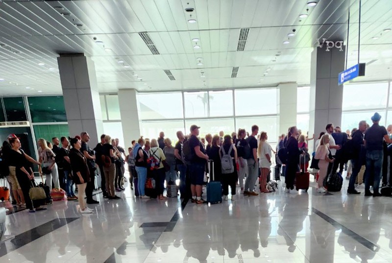 波蘭遊客團在富國機場排隊等候辦理入境手續。（圖：光紹）