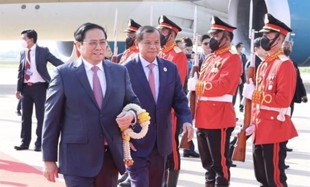 政府總理范明政一行抵達首都金邊，開始對柬埔寨進行正式訪問。（圖：越通社）