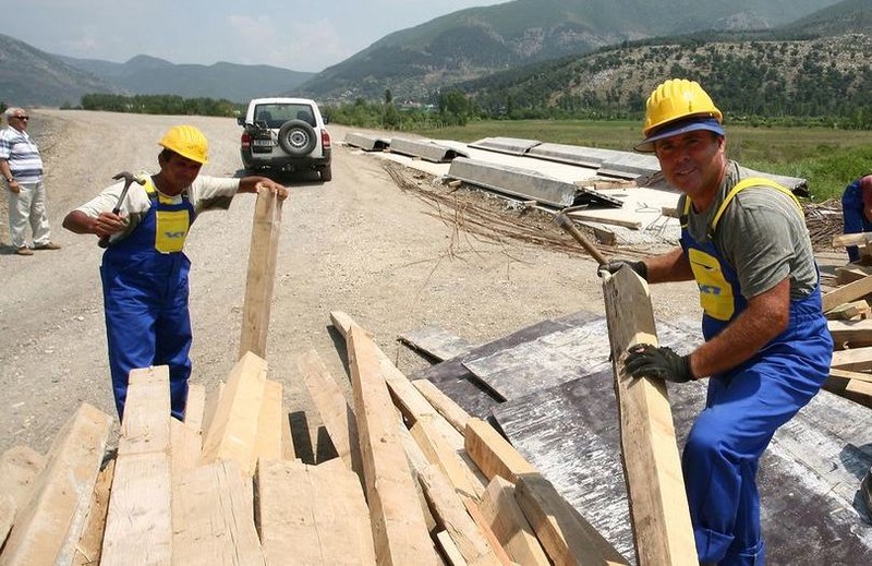 在阿爾巴尼亞，工人們在新建一條道路。（圖：聯合國）