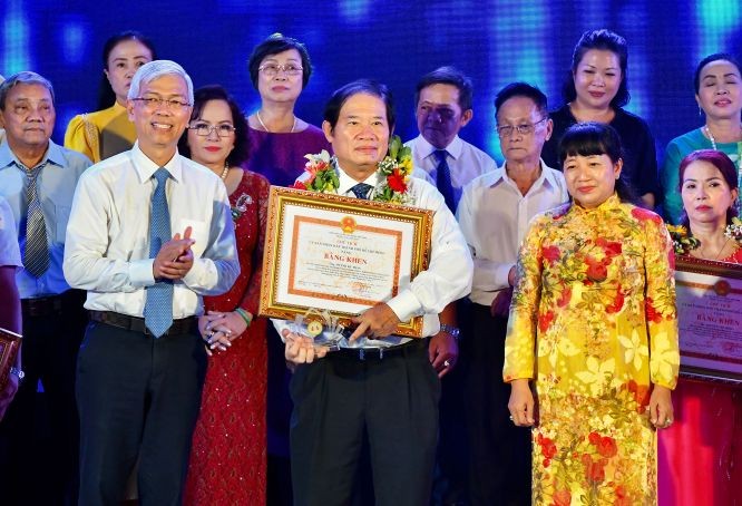 市人委會副主席武文歡向獲表彰的個人頒發獎狀。