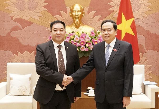 國會常務副主席陳青敏（右）接見蒙古國中央省人民議會議長賈巴爾蘇倫。（圖：國會）