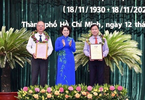 第一郡郡委書記蘇氏碧珠頒發第三次“胡志明市民族大團結”獎給第五郡越南祖國陣線委員會代表。