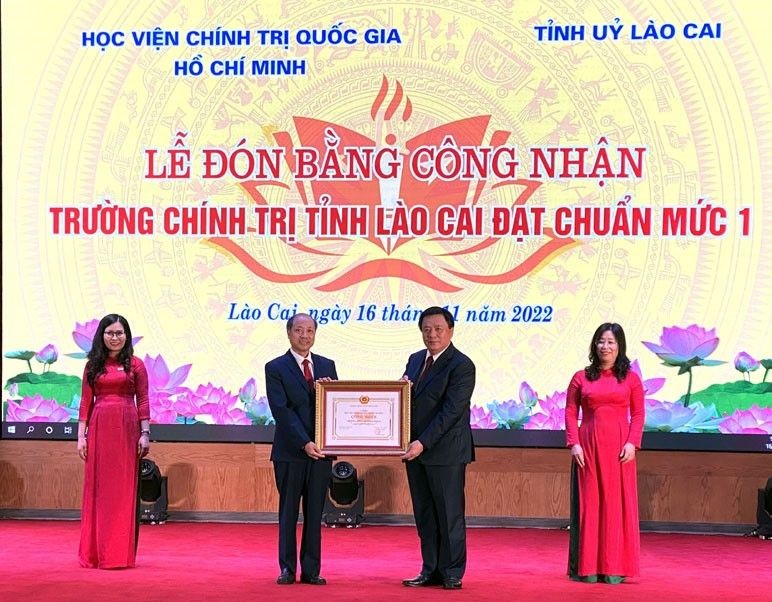 胡志明國家政治學院院長阮春勝（右二）向老街省政治學校頒授一級標準認證。（圖：紅明）