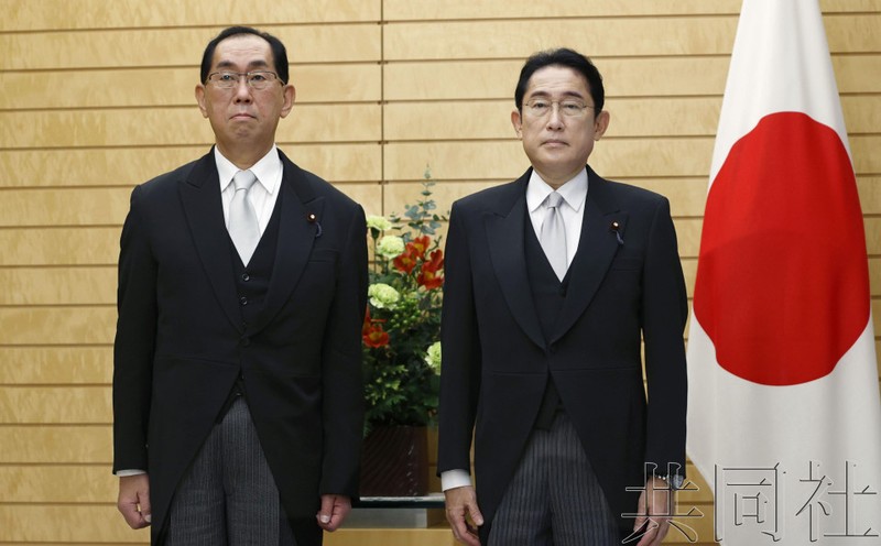 認證儀式後，總務相松本剛明（左）和首相岸田文雄合影。11月21日攝於首相官邸。（圖：共同社）