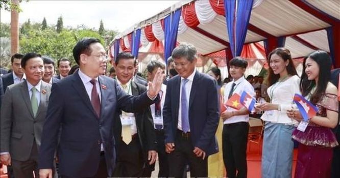 越南國會主席王廷惠走訪柬埔寨新邊橡膠加工廠。