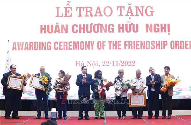 國會常務副主席陳清敏向世界和平理事會及其領導授予友誼勳章。（圖：越通社）