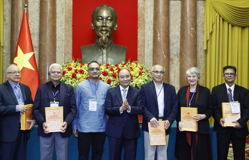 國家主席阮春福贈送禮物給世界和平理事會代表。