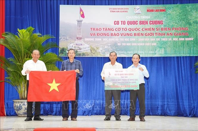 政府常務原副總理張和平（左一）向安江省象徵性贈送1萬面國旗。
