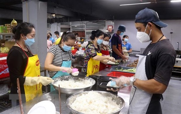 義工們用愛心做出每一份慈善餐給貧困者。（示意圖：互聯網）