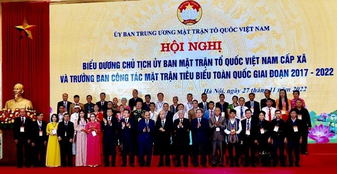 國家主席阮春福與越南祖國陣線委員會幹部合影。