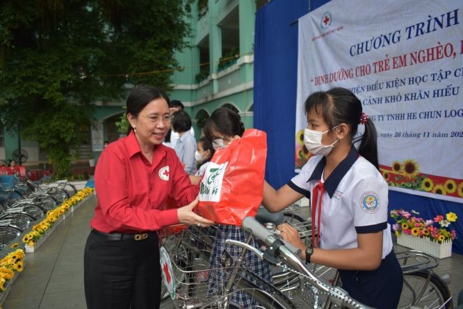 黃氏春籃副主席向學生贈送自行車及禮物。
