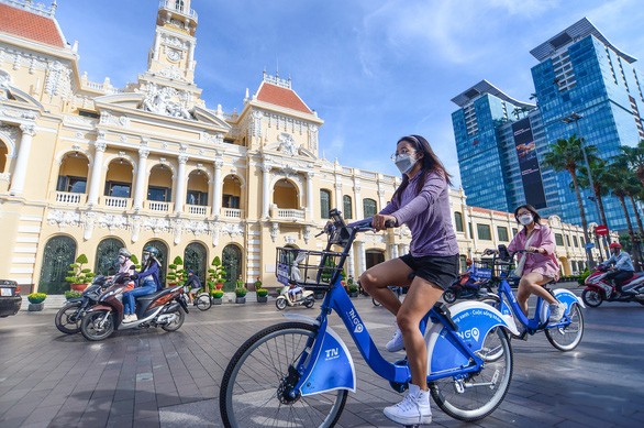 年輕人在市中心體驗公共自行車。