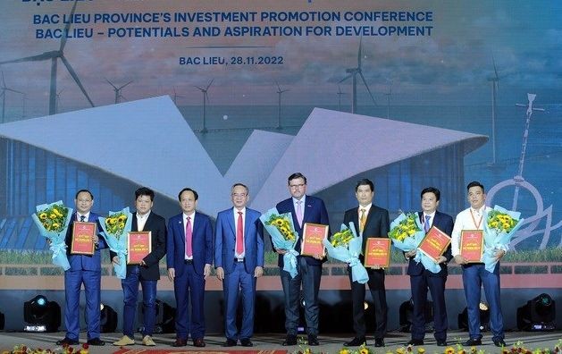 薄寮省人委會領導向7家投資商頒發投資主張《決定》，以落實13個項目，投資總額逾16萬7000億元。（圖：VGP）