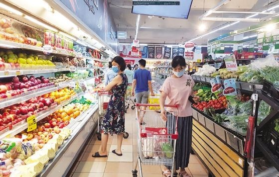 消費者在超市選購物品。（圖：VTV）