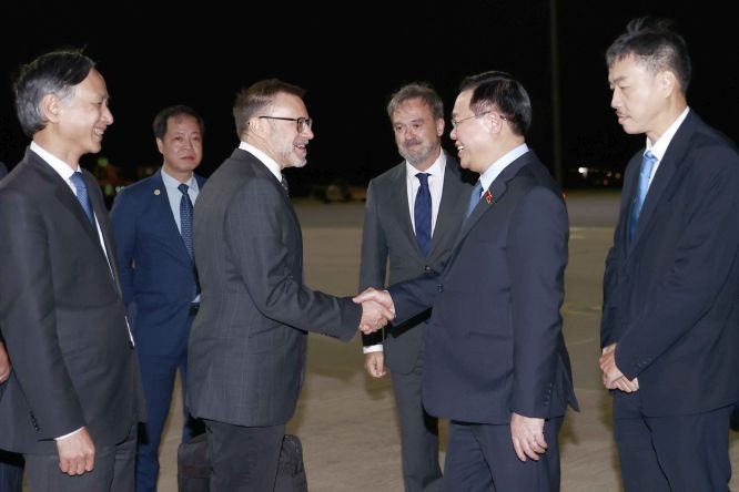 澳大利亞官員在機場迎接國會主席王廷惠。（圖：越通社）